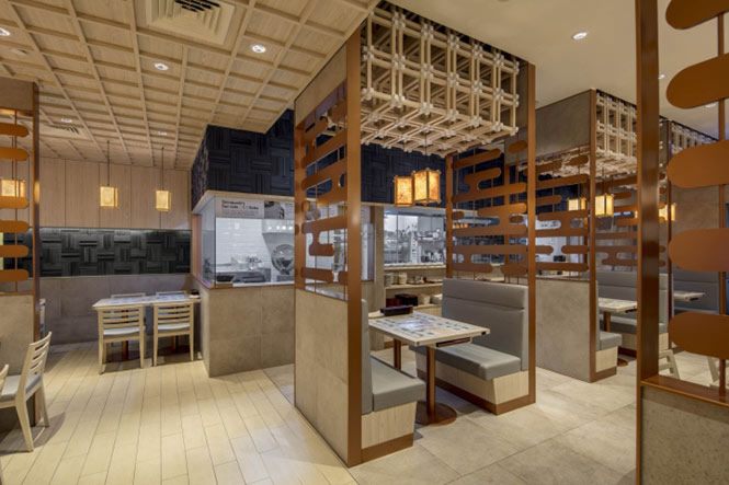 Thiết kế nhà hàng Nhật Bản thường được chia thành khu vực  khu vực quầy bar, phòng ăn ngồi và phòng ăn ngồi bệt. 