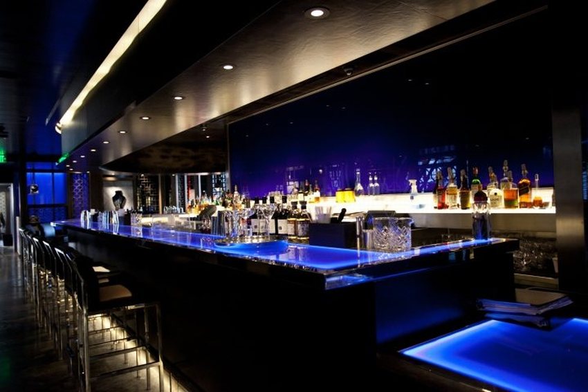 Không gian dining luxury với bàn ghế gỗ tối màu và trang trí Á Đông