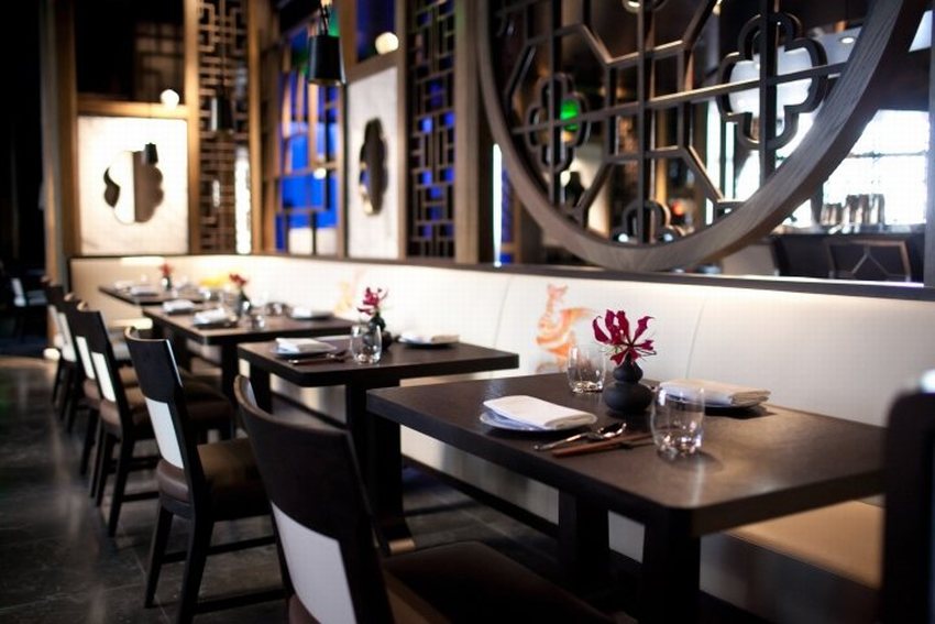 Quầy bar hiện đại ánh sáng xanh nổi bật trong nhà hàng Trung Hoa