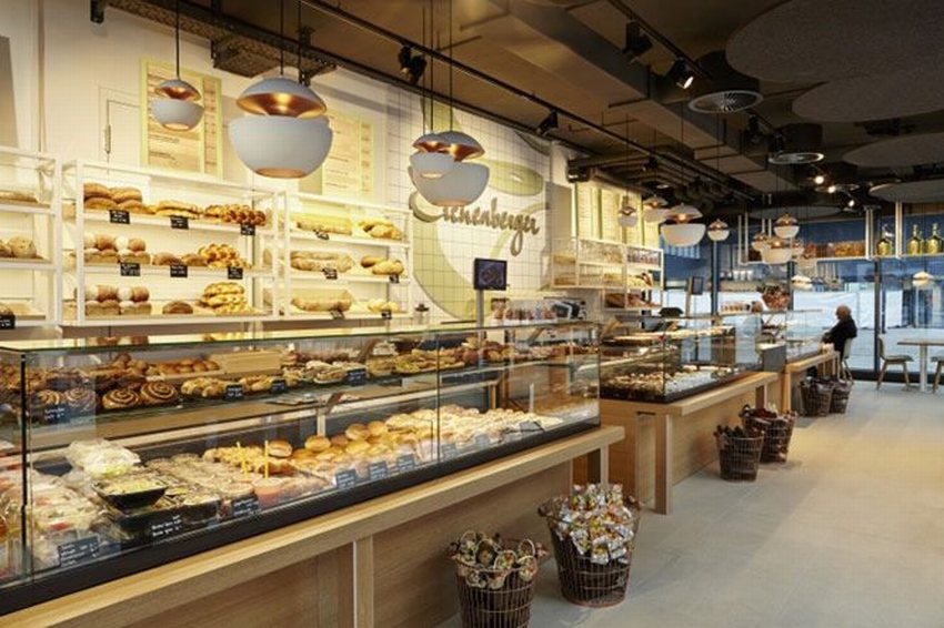 Không gian Baker Café được thiết kế với quầy bánh ngọt trưng bày sang trọng, ánh sáng ấm áp kết hợp nội thất gỗ hiện đại. Mang lại trải nghiệm thưởng thức bánh và café thoải mái, tinh tế cho khách hàng.