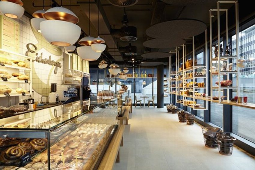 Thiết kế cửa hàng bánh ngọt Baker Café hiện đại, quầy trưng bày sang trọng, nội thất gỗ ấm cúng.