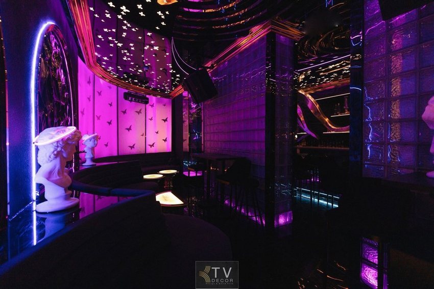 Thiết kế nội thất quán cafe bar nổi bật với hệ thống đèn LED màu tím, trần sao phát sáng, không gian sang trọng pha chút huyền bí, tạo điểm nhấn thu hút khách hàng trẻ.
