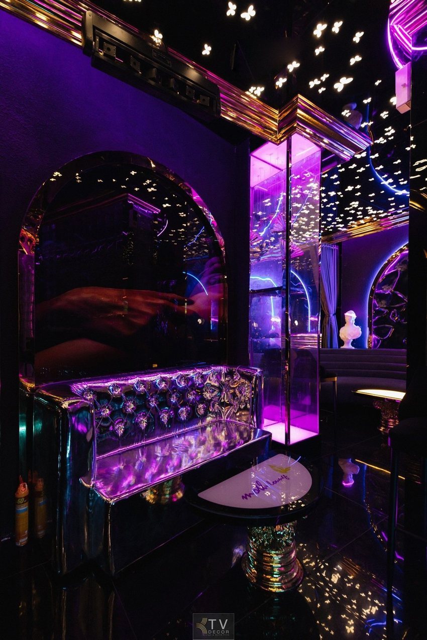 thiết kế quán cafe bar ánh sáng tím hiện đại, nội thất sang trọng, đèn LED trần sao, không gian chill