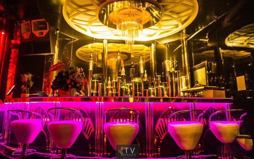 thiết kế quán cafe bar sang trọng, nội thất sofa da, ánh sáng đỏ ấm, phong cách hoàng gia, không gian lounge cao cấp