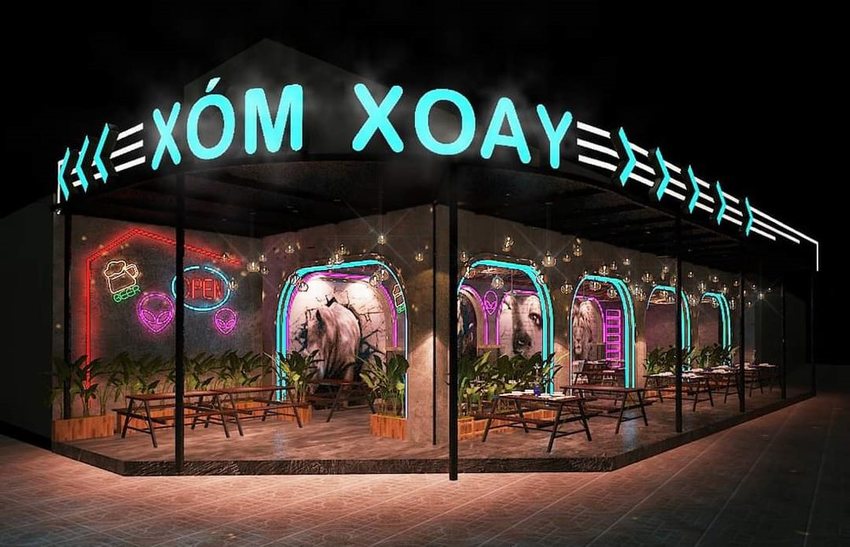 Quán cafe bar XÓM XOAY gây ấn tượng mạnh với mặt tiền mở, thiết kế đèn neon nổi bật và không gian chill hiện đại. Phong cách trẻ trung, cá tính, phù hợp giới trẻ thích sống ảo và tụ họp bạn bè.
