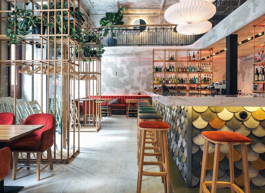Quầy bar cafe hiện đại kết hợp bàn ghế sofa đỏ ấm áp. Cafe bar phong cách trẻ trung với đèn treo nghệ thuật độc đáo. Thiết kế quán cafe bar quầy dài, không gian mở sáng tạo.