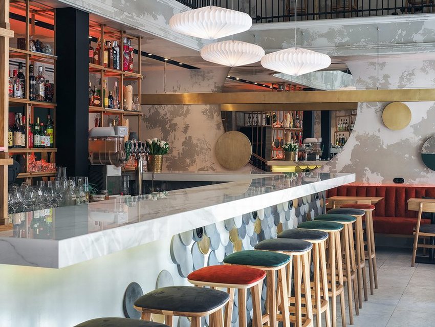 Nội thất cafe bar kết hợp kệ rượu gỗ hiện đại. Thiết kế cafe bar cao cấp với quầy bar đá và họa tiết trang trí tinh tế.