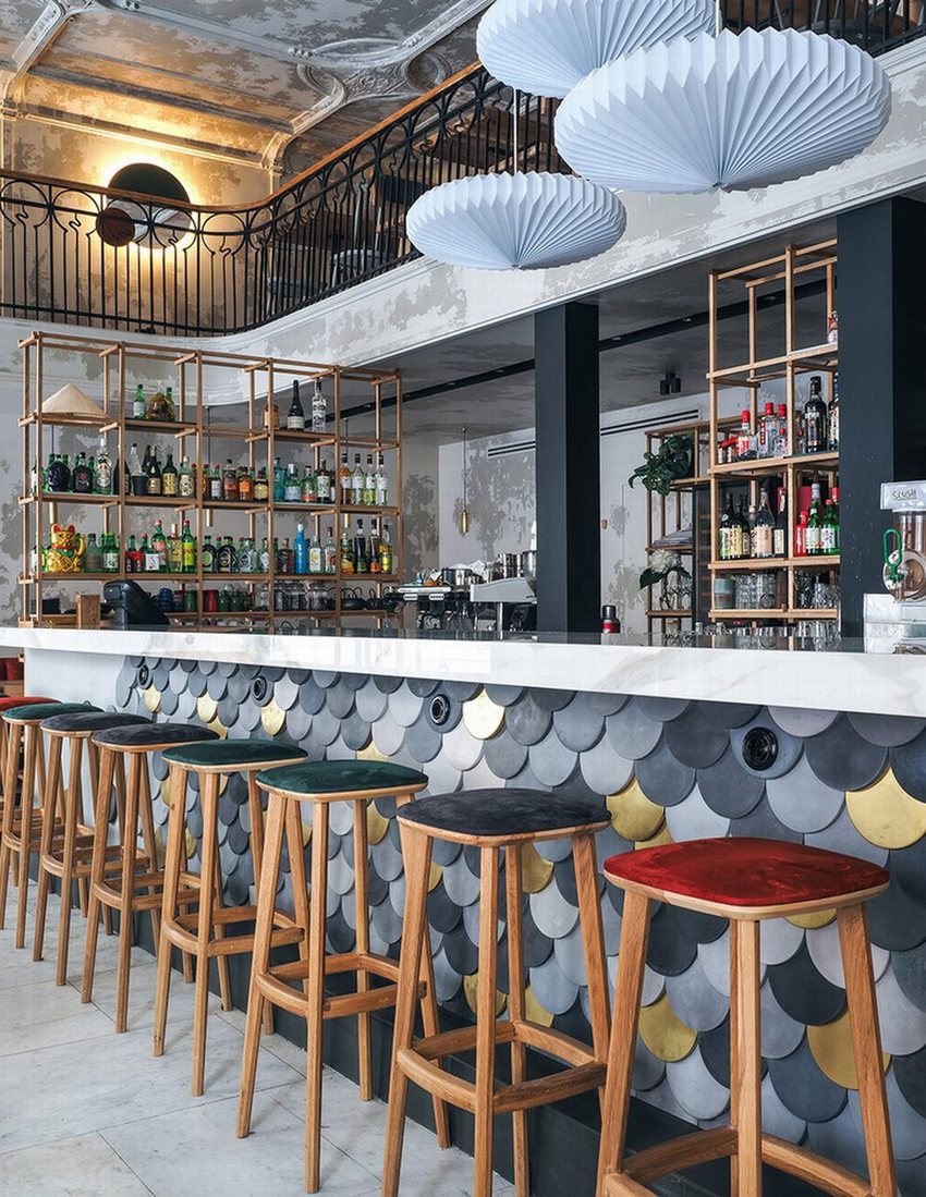 Quán cafe bar sang trọng với không gian 2 tầng thoáng rộng. Thiết kế nội thất cafe bar kết hợp cây xanh treo độc đáo. 2