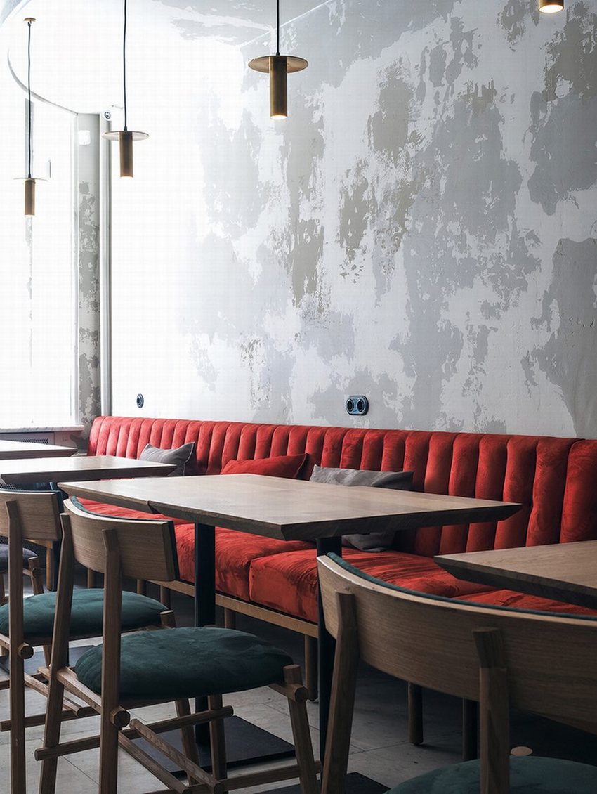 Thiết kế cafe bar hiện đại, quầy bar họa tiết vảy cá, ghế gỗ bọc nệm nhiều màu, không gian thoáng sáng kết hợp cây xanh và sofa đỏ.