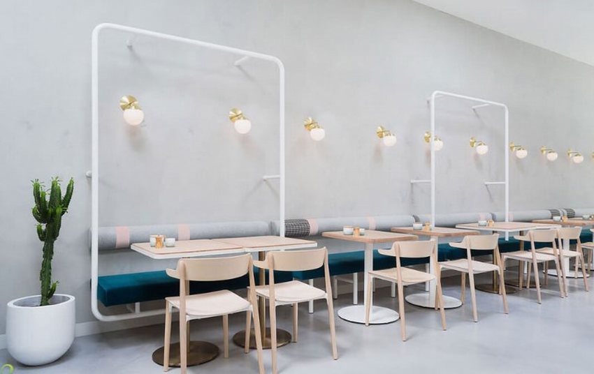 Thiết kế quán cafe đơn giản, tinh tế với nội thất tối giản, tông màu sáng hiện đại, mang lại không gian thoáng đãng và tiết kiệm chi phí.
