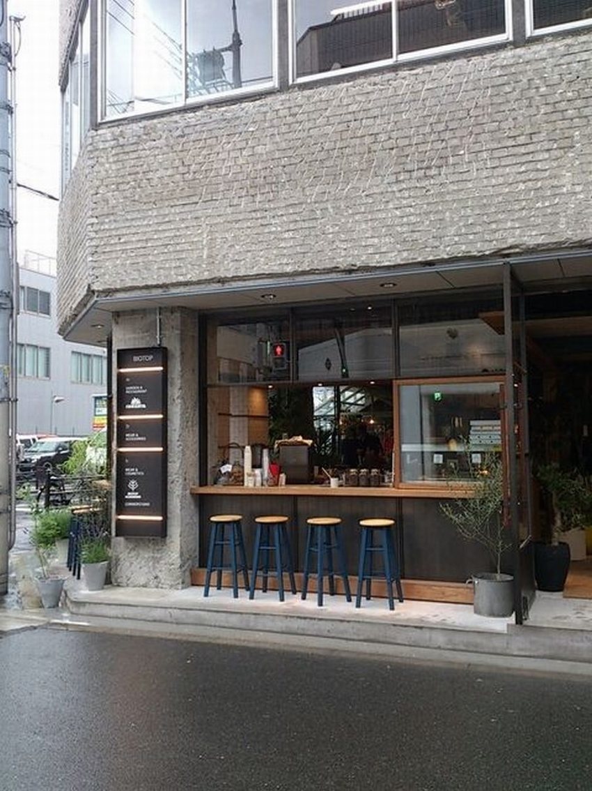 Thiết kế quán cafe nhỏ gọn phong cách hiện đại, mặt tiền mở thoáng với quầy bar ngoài trời, phù hợp không gian đô thị và tiết kiệm chi phí.