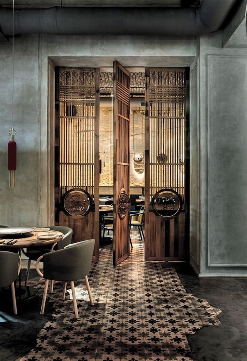 Thiết kế quán cafe sang trọng mang hơi hướng Á Đông, với cửa gỗ chạm khắc tinh tế, sàn gạch hoa cổ điển và không gian ấm cúng đầy nghệ thuật.