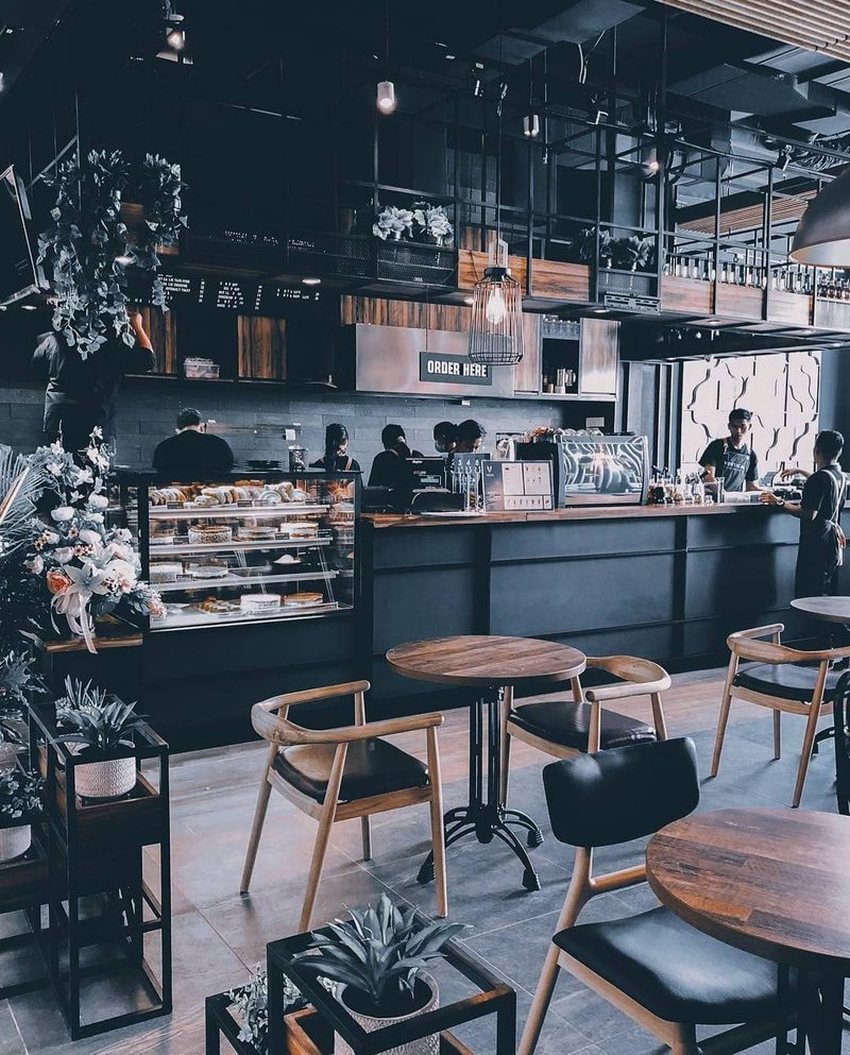 Thiết kế quán cafe hiện đại phong cách tối giản, sử dụng tông màu đen – gỗ chủ đạo, không gian sang trọng, ấm cúng và đầy cá tính.