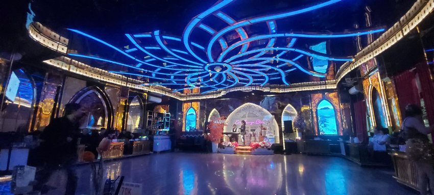Không gian nội thất Cafe Lounge – Phòng Trà Khiêu Vũ với trần LED nghệ thuật, sân khấu hát trung tâm, thiết kế sang trọng và ánh sáng lung linh. 1