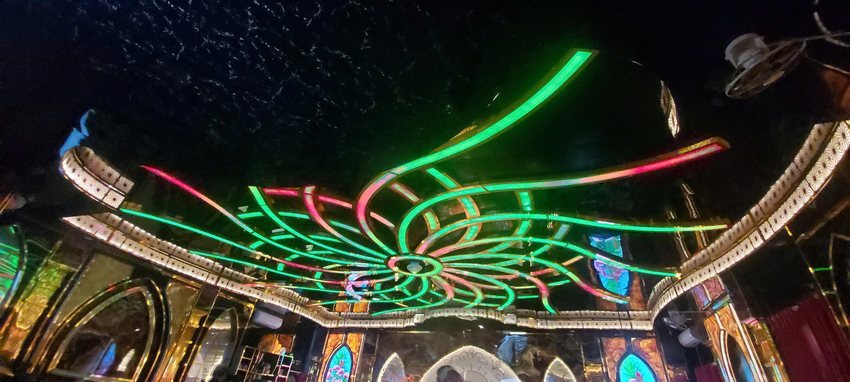 Không gian Cafe Lounge sang trọng với trần LED nghệ thuật ấn tượng.