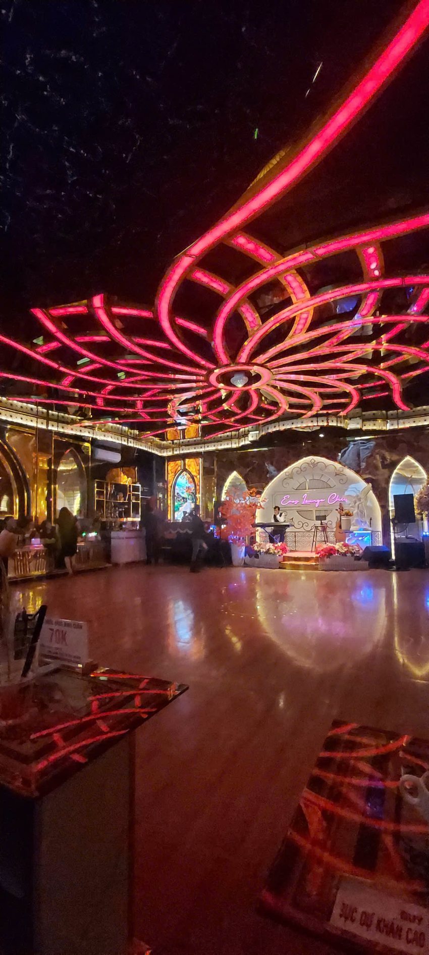 Toàn cảnh Cafe Lounge với sân khấu trung tâm dành cho biểu diễn và giao lưu.