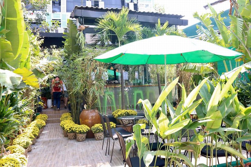 Thiết kế quán cafe sân vườn rợp bóng cây xanh, bàn ghế bố trí gọn gàng cùng ô che nắng tạo không gian thư giãn thoải mái cho khách hàng.
