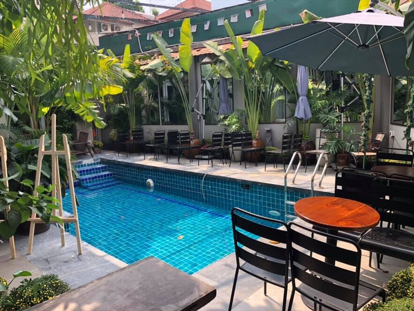 Thiết kế quán cafe sân vườn với hồ bơi xanh mát, bàn ghế bố trí quanh hồ kết hợp cây xanh tạo không gian thư giãn, sang trọng.