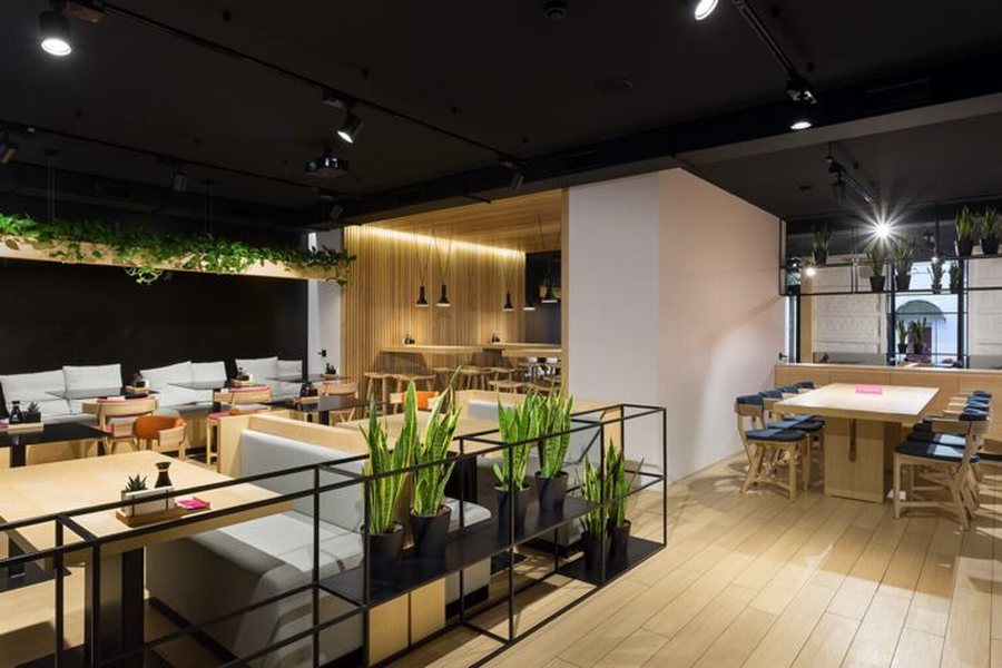 Thiết kế nhà hàng Scandinavian hiện đại pha Modern Urban trần đen sang trọng