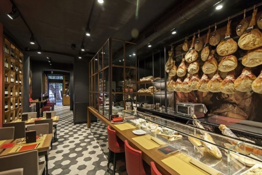 Bàn ghế gỗ hiện đại trong thiết kế nhà hàng phong cách Ý  Nhà hàng sang trọng phong cách Italian Modern Urban 