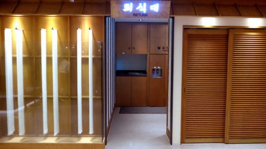 Thiết kế bàn ghế gỗ nhà hàng Hàn Quốc hiện đại Nhà hàng Hàn Quốc đẹp với ánh sáng vàng ấm áp