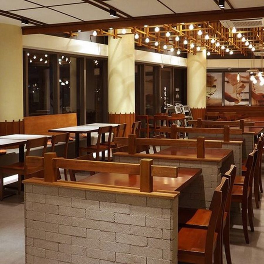 Nhà hàng Hàn Quốc hiện đại với đèn trang trí độc đáo Thiết kế bàn dài tập thể phong cách Hàn Quốc