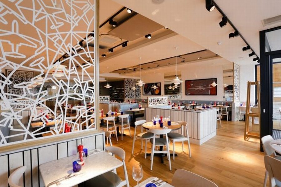 Bố trí bàn ghế gỗ nhà hàng Fast Casual Dining trẻ trung