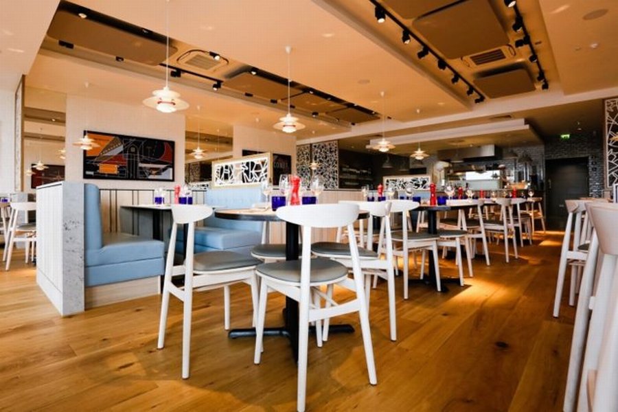 Mặt tiền nhà hàng Pizza Express với biển hiệu nổi bật Thiết kế khu vực ăn uống nhà hàng Fast Casual tiện lợi