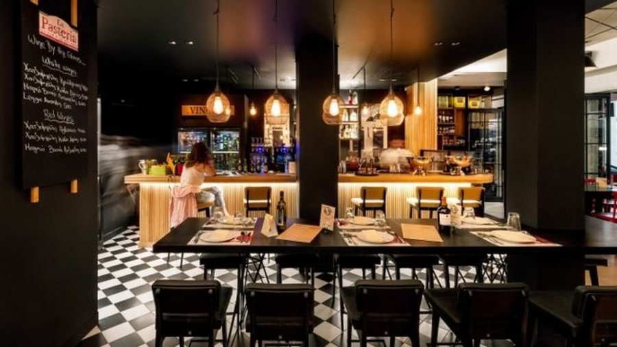 Không gian nhà hàng Ý đẹp với quầy bar gỗ cao cấp