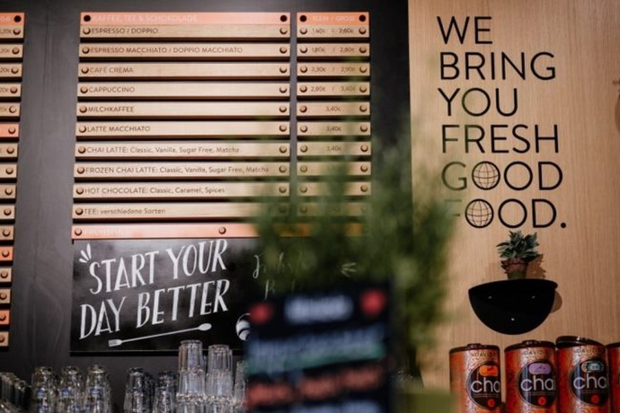 Thiết kế quán café hiện đại trang trí gương tường tạo chiều sâu1
