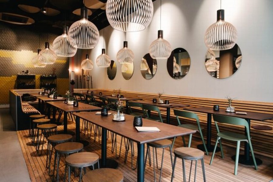 Không gian thiết kế café hiện đại với ánh sáng vàng ấm cúng Quán café phong cách hiện đại không gian trẻ trung thân thiện