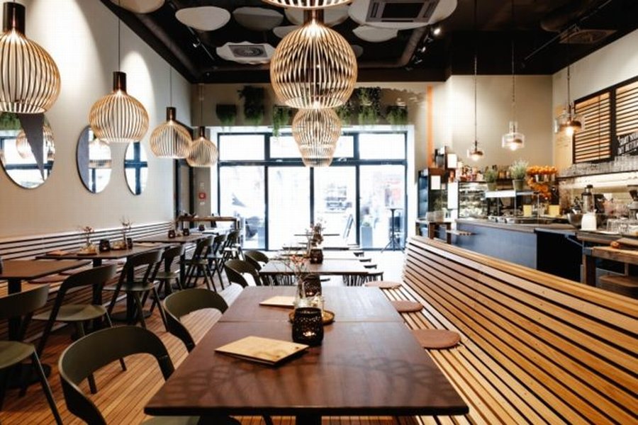 Nội thất nhà hàng café hiện đại sang trọng với ánh sáng ấm áp 2