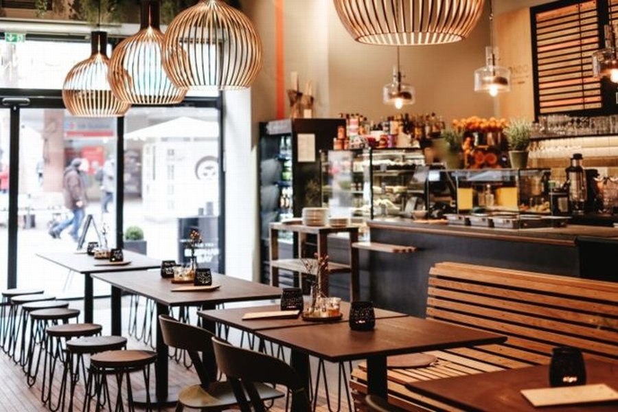Không gian café hiện đại trẻ trung bàn ghế gỗ và kim loại