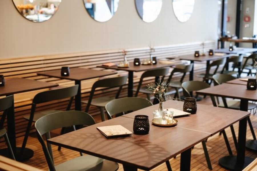 Thiết kế trần đèn độc đáo trong nhà hàng café phong cách hiện đại