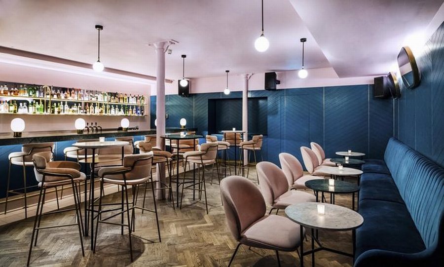 Thiết kế nhà hàng bar phong cách hiện đại pha cổ điển với tông xanh navy và hồng pastel sang trọng