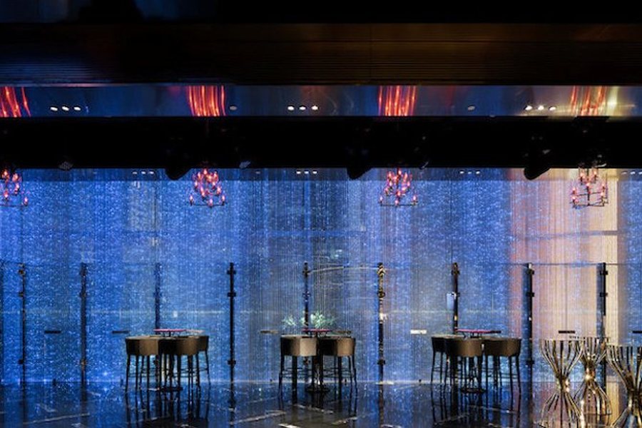 Không gian nhà hàng bar lounge cao cấp nổi bật với ánh sáng huyền ảo và phong cách hiện đại. 1
