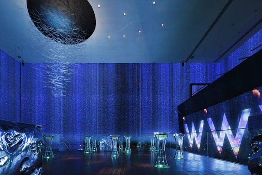 Không gian nhà hàng bar lounge cao cấp nổi bật với ánh sáng huyền ảo và phong cách hiện đại. 2