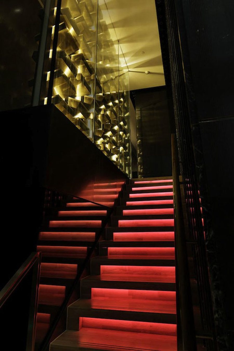 Không gian nhà hàng bar lounge cao cấp nổi bật với ánh sáng huyền ảo và phong cách hiện đại. 4
