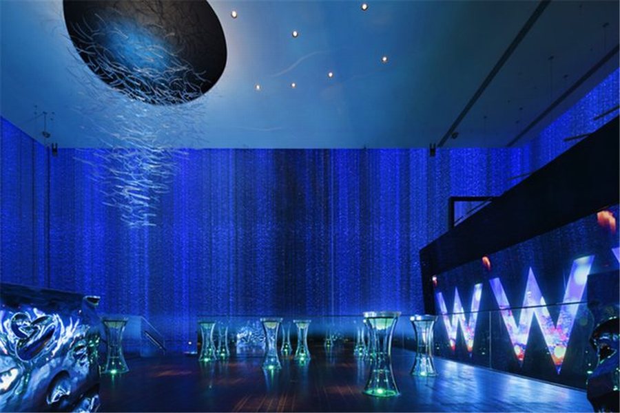 Không gian nhà hàng bar lounge cao cấp nổi bật với ánh sáng huyền ảo và phong cách hiện đại. 5