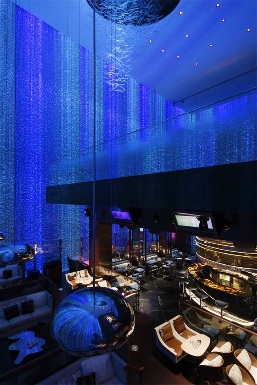 Không gian nhà hàng bar lounge cao cấp nổi bật với ánh sáng huyền ảo và phong cách hiện đại. 77