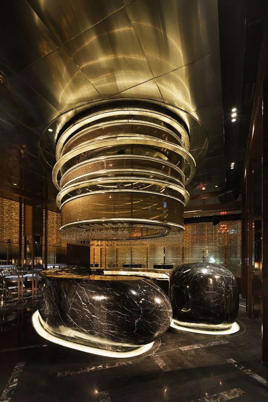 Không gian nhà hàng bar lounge cao cấp nổi bật với ánh sáng huyền ảo và phong cách hiện đại. 87