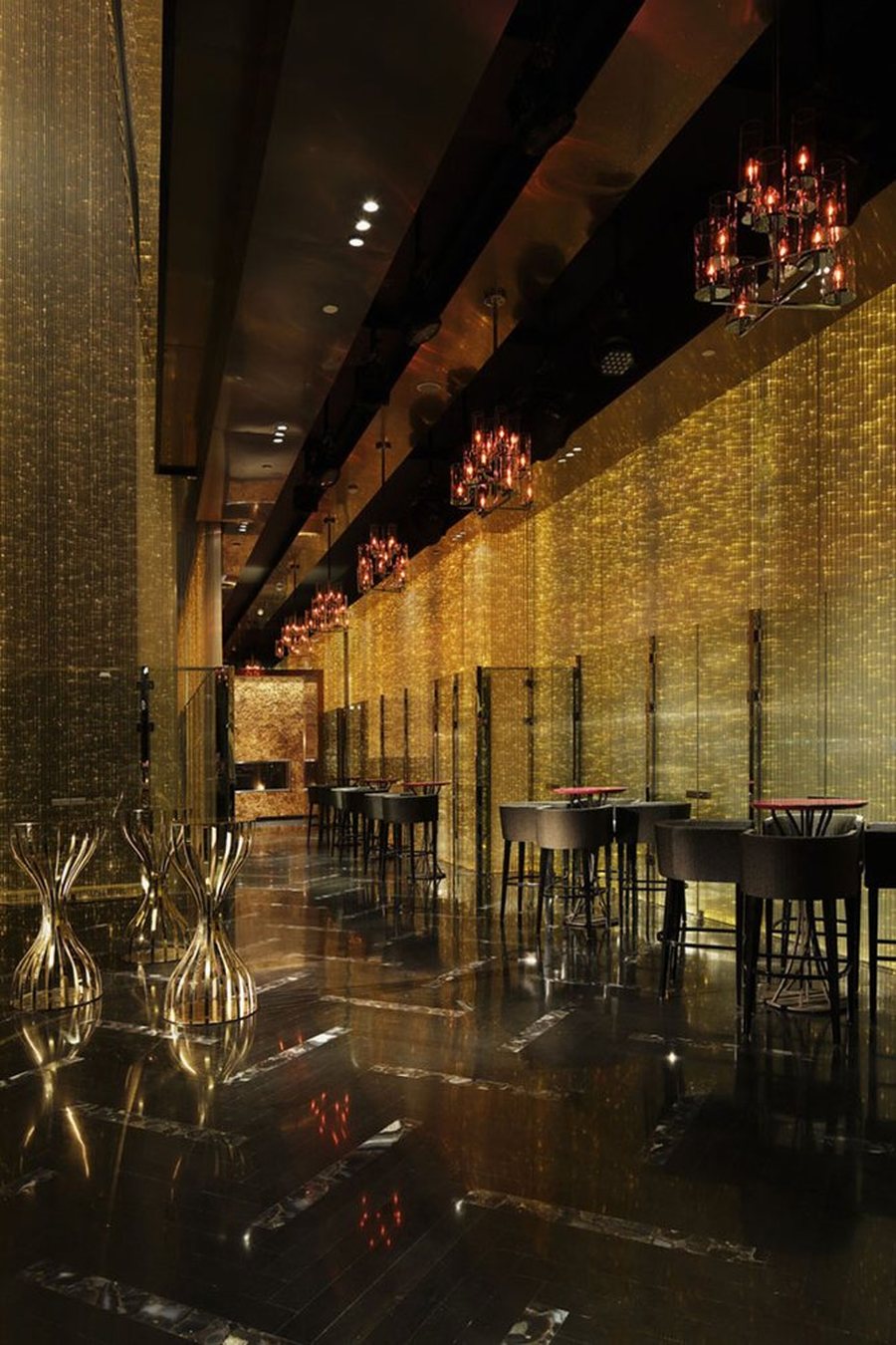 Không gian nhà hàng bar lounge cao cấp nổi bật với ánh sáng huyền ảo và phong cách hiện đại. 9