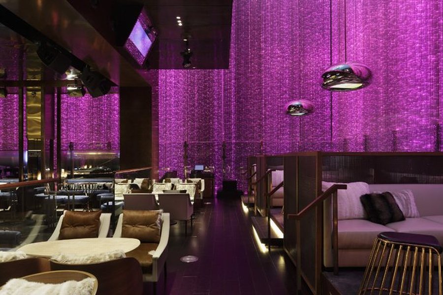 Không gian nhà hàng bar lounge cao cấp nổi bật với ánh sáng huyền ảo và phong cách hiện đại. 10