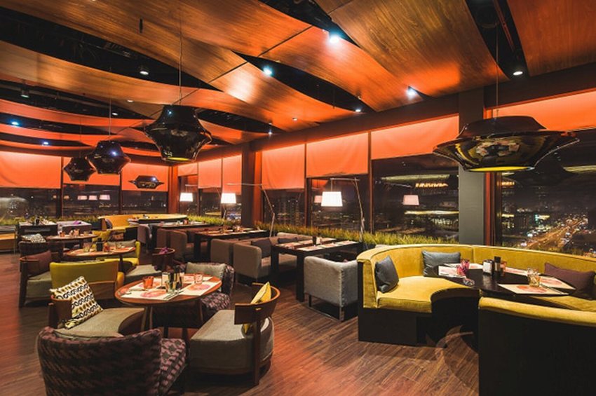 Bàn ghế bố trí trong nhà hàng rooftop ngoài trời  Thiết kế sân thượng nhà hàng rooftop chill relax 