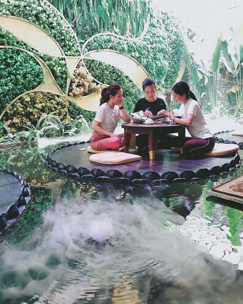 Bàn ăn được bố trí trên mặt hồ với hiệu ứng sương mờ huyền ảo, kết hợp tường cây xanh tạo nên trải nghiệm thư giãn và gần gũi thiên nhiên cho thực khách. 