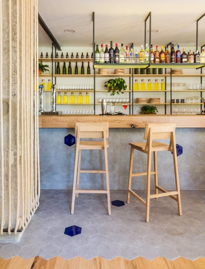 Thiết kế mô hình nhà hàng hải sản hiện đại với quầy bar gỗ, kệ trưng bày rượu – nước uống bắt mắt, không gian tối giản nhưng tinh tế, tạo điểm nhấn cho trải nghiệm ẩm thực.