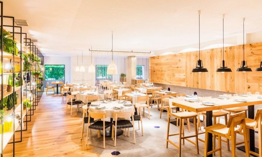 Thiết kế nhà hàng hải sản hiện đại với bàn ăn gỗ, ánh sáng ấm áp và bố trí khoa học, mang lại trải nghiệm thoải mái cho thực khách.