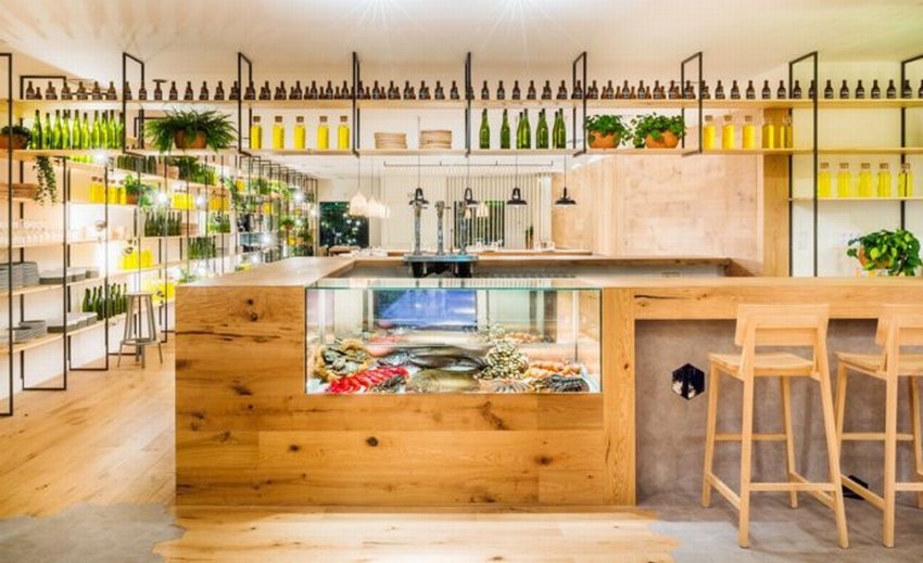 Quầy bar nhà hàng hải sản thiết kế hiện đại với gỗ ấm áp, trưng bày hải sản tươi sống và kệ trang trí bắt mắt, tạo điểm nhấn sang trọng.