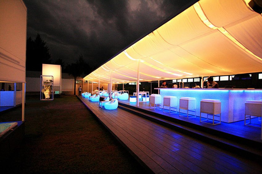 Không gian nhà hàng phong cách Resort sang trọng với quầy bar ánh sáng xanh hiện đại, ghế ngồi thư giãn ngoài trời mang đến trải nghiệm nghỉ dưỡng cao cấp.