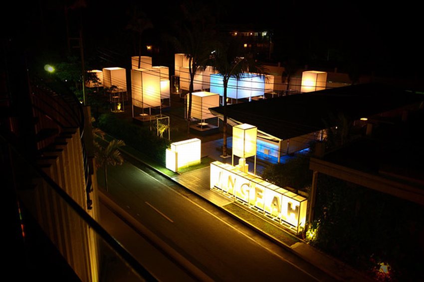 Nhà hàng resort view sân vườn ban đêm Ghế ngồi êm ái với đệm xanh ngọc trong không gian mở